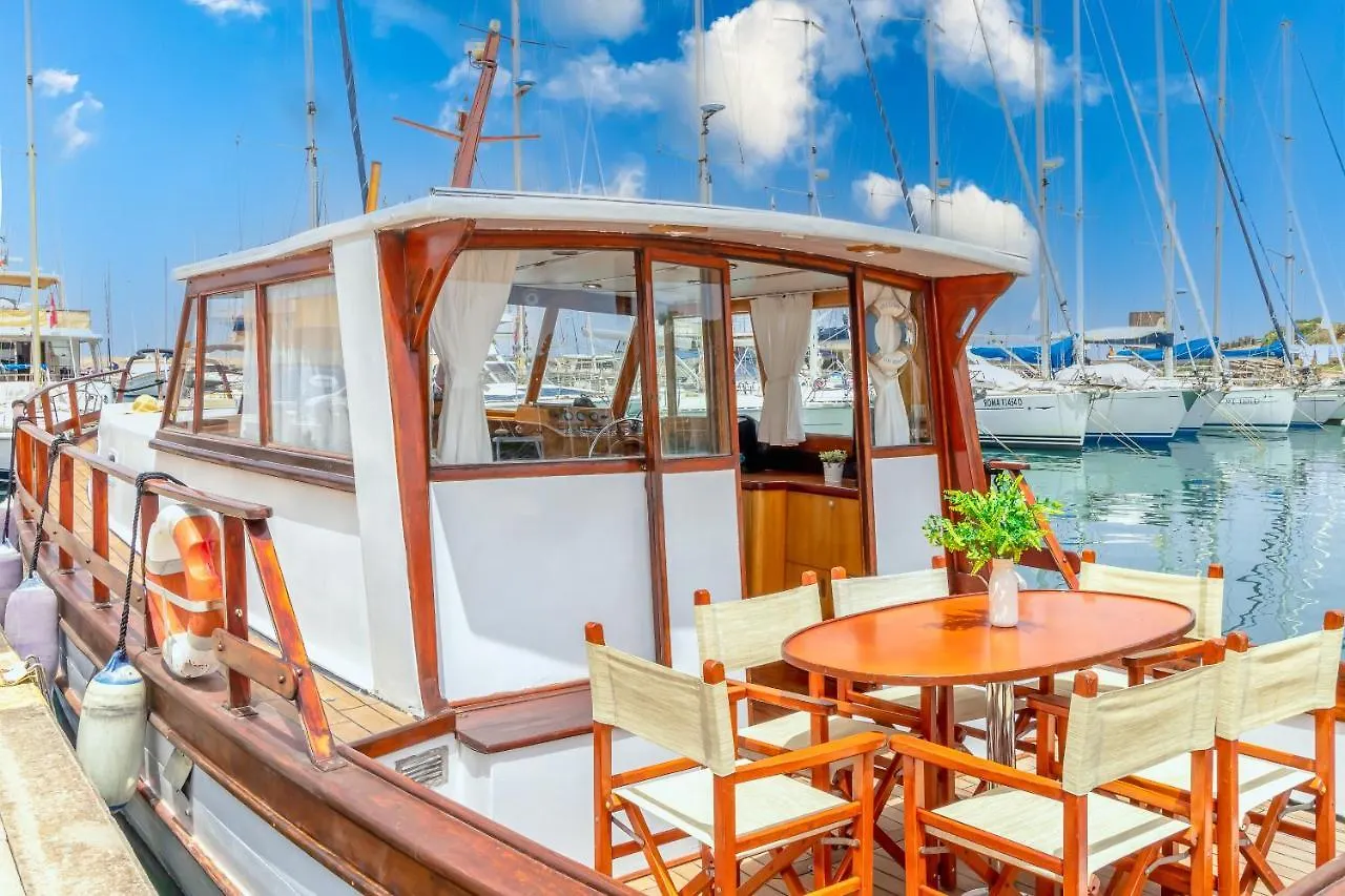 Marta Boat B&B location
