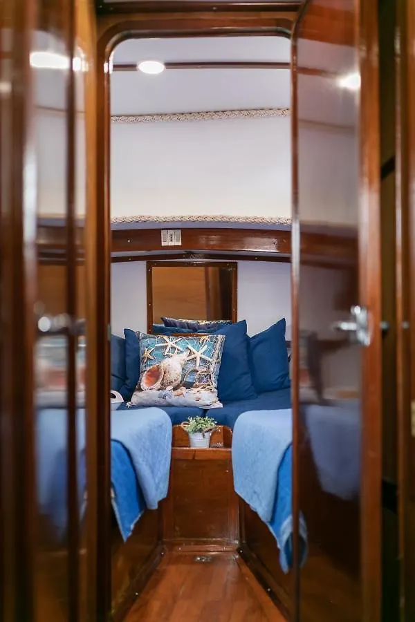 Botel Marta Boat B&B Castelsardo